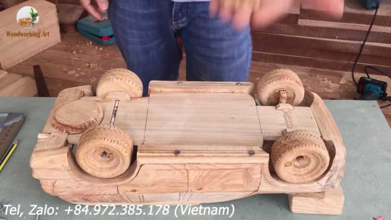 man-builds-detailed-toyota-land-cruiser-out-of-wood