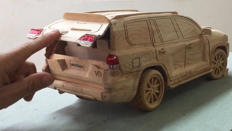 man-builds-detailed-toyota-land-cruiser-out-of-wood